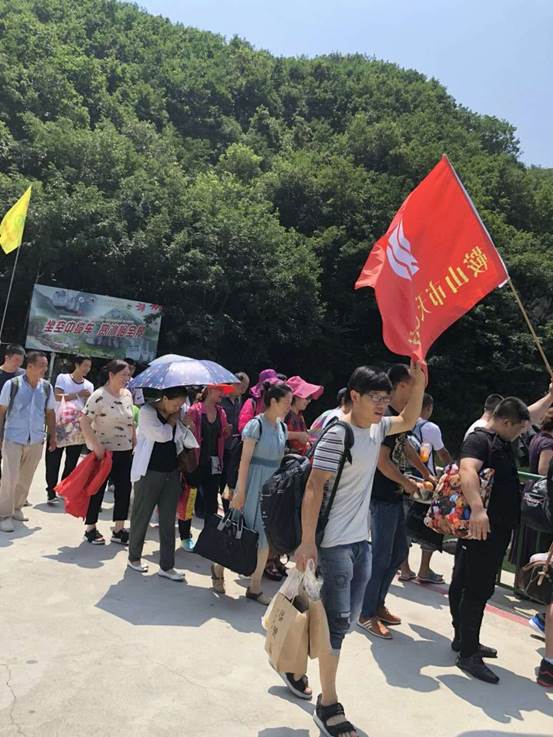 鞍山市天乙門窗有限公司組織全體員工開展了每年一度的“清涼夏日游”團(tuán)建活動(dòng)(圖2) 鞍山市天乙門窗有限公司組織全體員工開展了每年一度的“清涼夏日游”團(tuán)建活動(dòng)(圖2)
